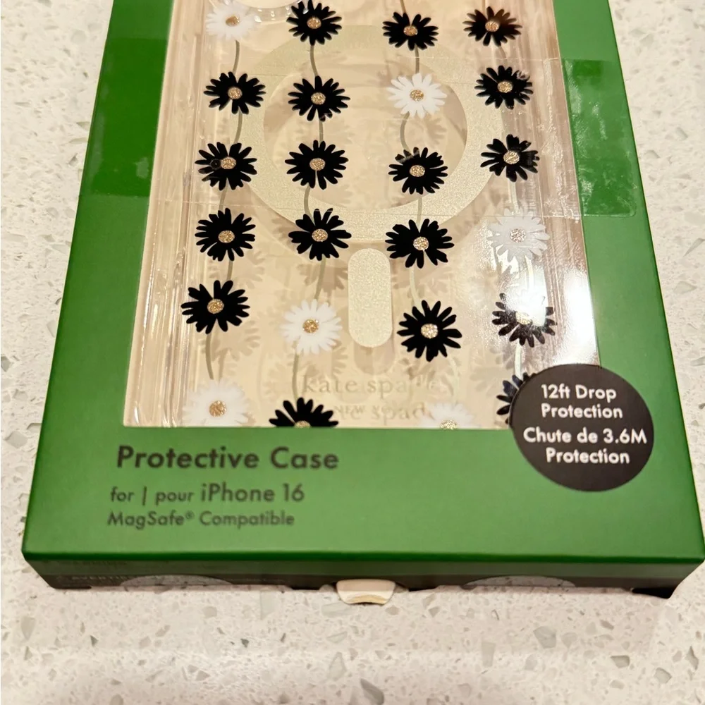 NIB🌼♠️Kate Spade♠️🌼 iPhone 16 in black & white daisy chain case